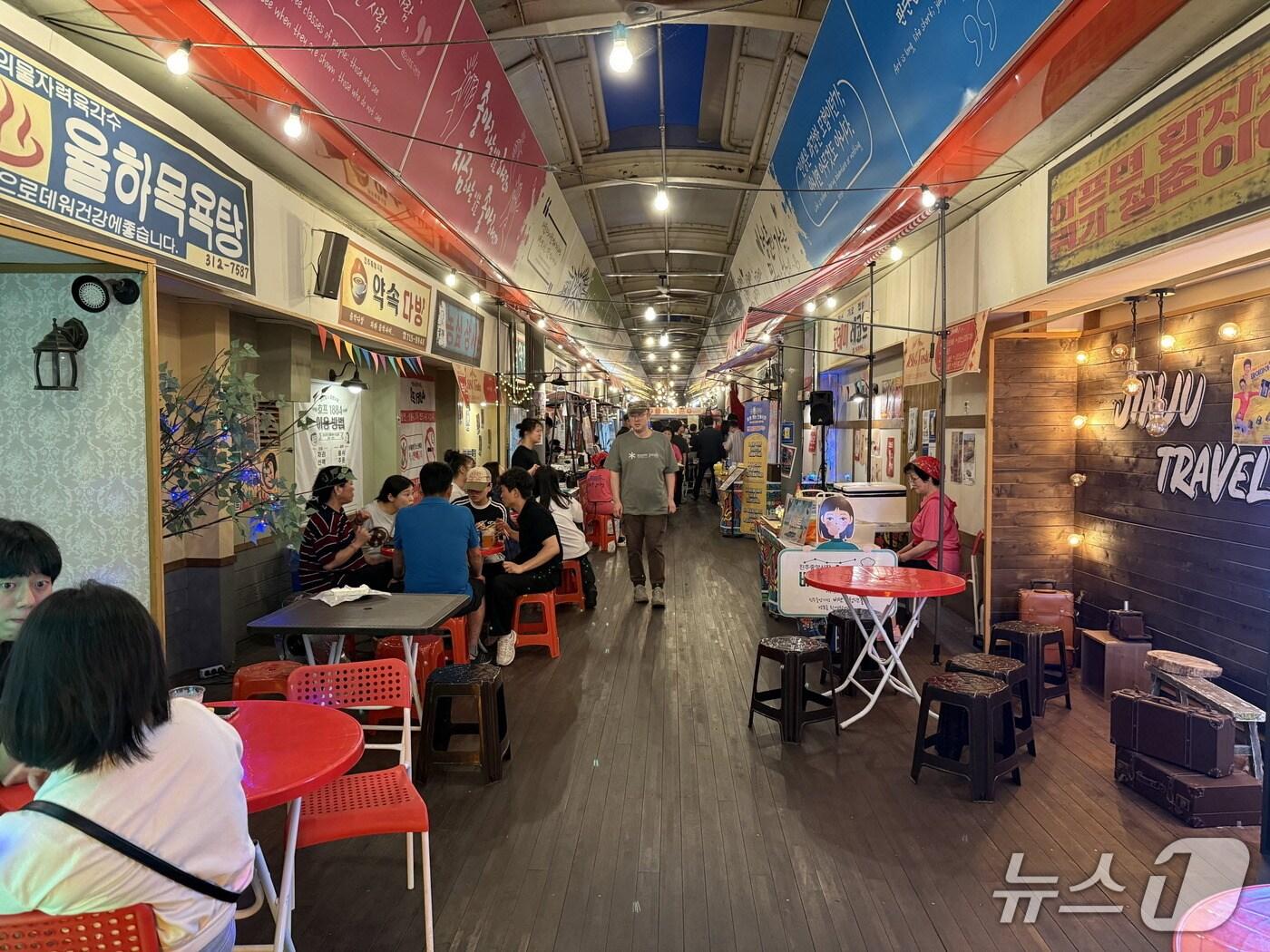 본문 이미지 - 진주중앙시장 비단길 청년몰의 ‘호프 1884’(진주시 제공. 재판매 및 DB금지).