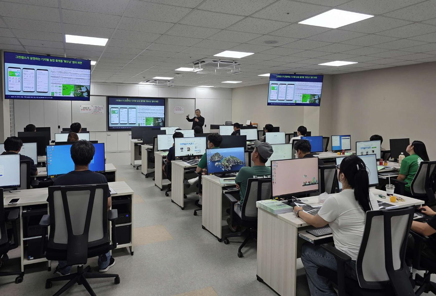 'AI 특화 농업 교육' 진행 모습.(서천군 제공. 재판매 및 DB금지)/뉴스1