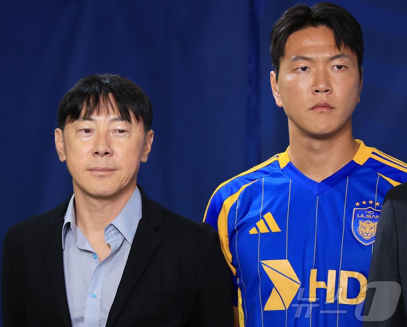 본문 이미지 - 신태용 울산HD 감독과 김영권&#40;오른쪽&#41;이 4일 오전 서울 종로구 신문로 축구회관에서 열린 ‘2025-26 ACL 참가 K리그 4개팀 미디어데이’에 참석해 포즈를 취하고 있다. 2025.9.4/뉴스1 ⓒ News1 김진환 기자