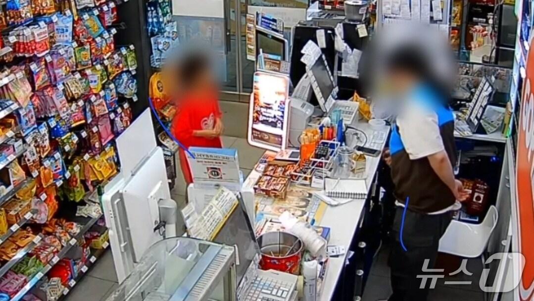 본문 이미지 - 길을 잃어 편의점에서 도움을 요청하는 아이(대전경찰청 제공) /뉴스1