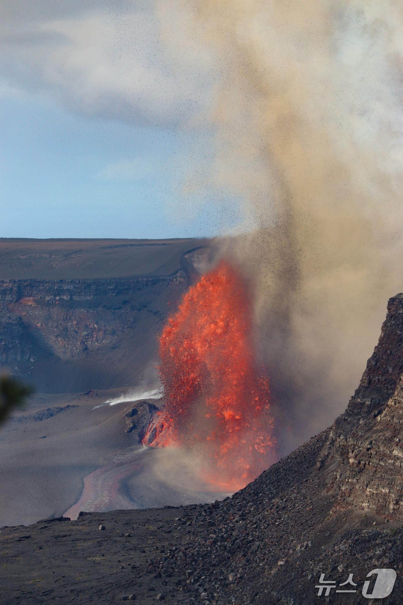 본문 이미지 - 2일 &#40;현지시간&#41; 하와이 빅 아일랜드의 킬라우에아 화산이 분화해 용암과 화산재를 뿜어내고 있다. &#40;미국 지질조사국 제공&#41;
