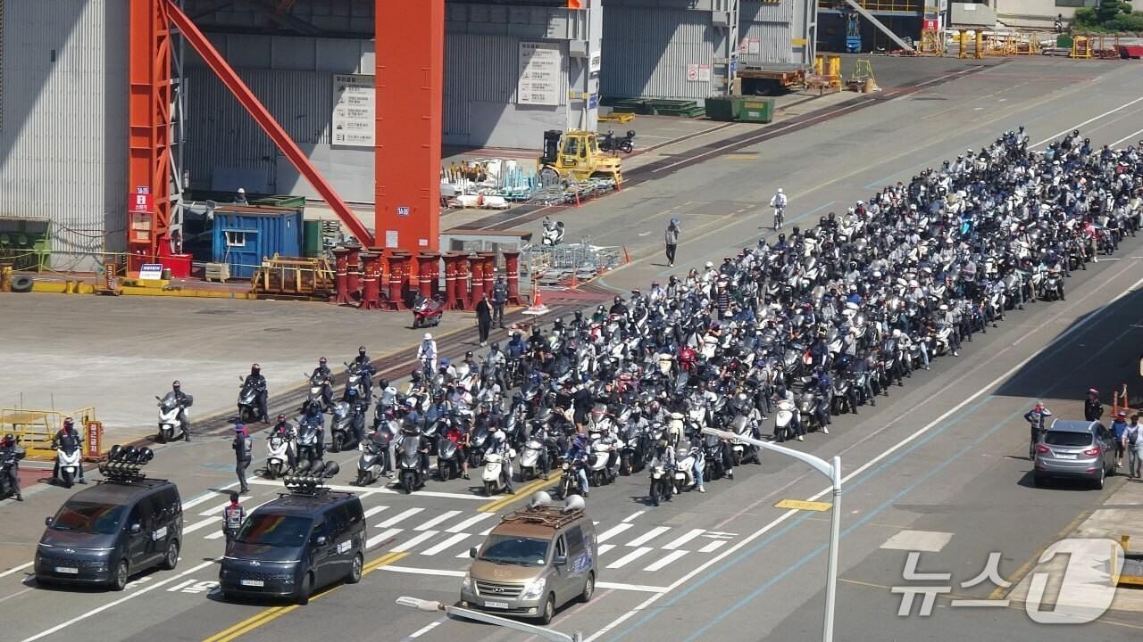본문 이미지 - 지난 3일 HD현대중공업 울산조선소에서 노조 조합원들이 부분 파업을 하고 있다. (금속노조 현대중공업 지부 제공. 재판매 및 DB 금지) /뉴스1