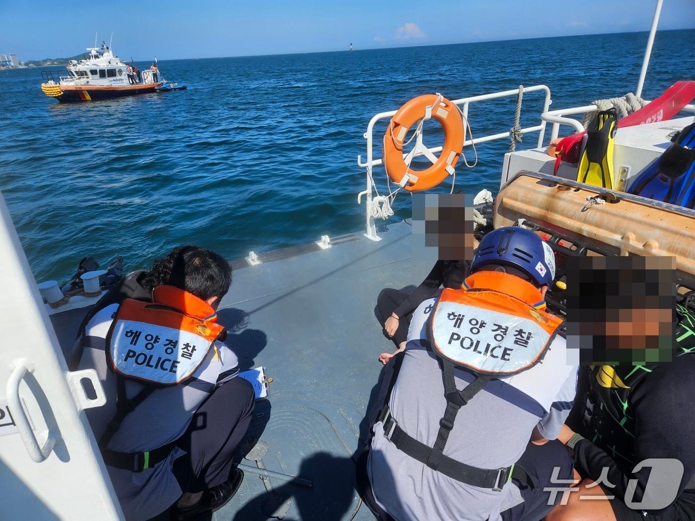 본문 이미지 - 부산해경이 광안리 금지구역에서 수상오토바이를 운항한 이들을 적발하고 있다.(부산해경 제공. 재판매 및 DB금지)