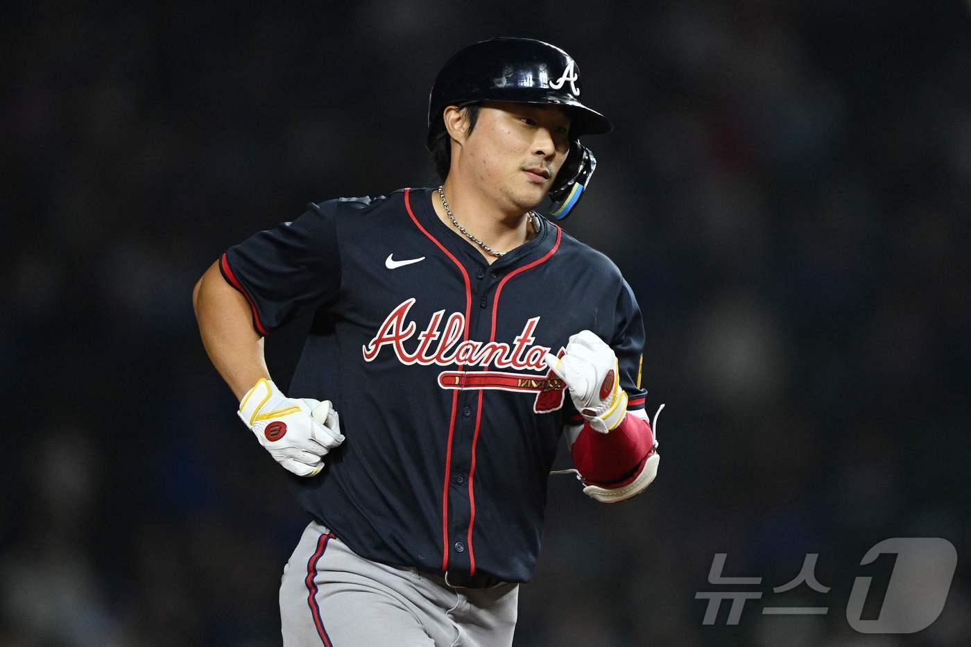애틀랜타 브레이브스 내야수 김하성&#40;왼쪽&#41;이 4일&#40;한국시간&#41; 열린 2025 메이저리그 시카고 컵스전에서 7회초 역전 3점 홈런을 터뜨렸다. ⓒ AFP=뉴스1