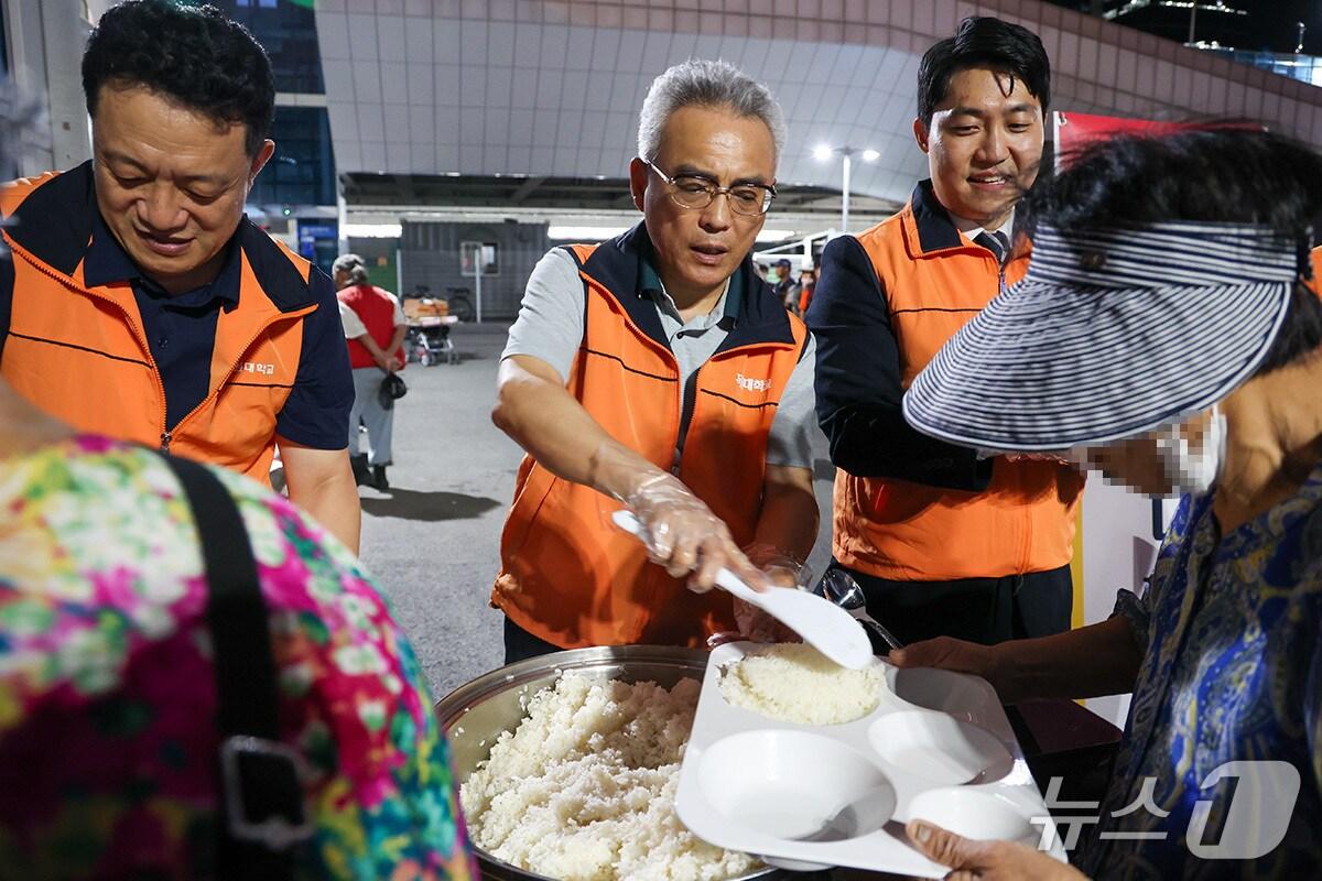 본문 이미지 - 목원대 이희학 총장(가운데)이 노숙인에게 밥을 배식하고 있다. (목원대 제공.재판매 및 DB 금지)/뉴스1