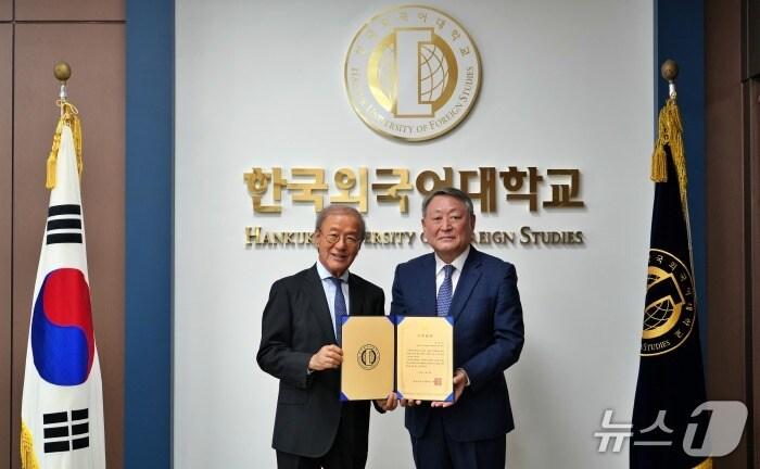 본문 이미지 - 발전기금 기부 증서와 함께 기념 촬영하는 윤윤수 미스토홀딩스 회장&#40;왼쪽&#41;과 박정운 한국외대 총장. &#40;한국외대 제공&#41;