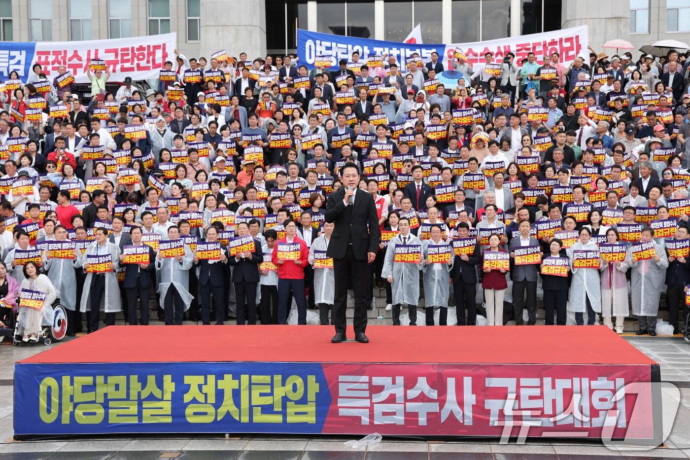 장동혁 국민의힘 대표가 4일 오전 서울 여의도 국회 본청 계단에서 열린 야당말살 정치탄압 특검수사 규탄대회에서 발언하고 있다. 2025.9.4/뉴스1 ⓒ News1 신웅수 기자