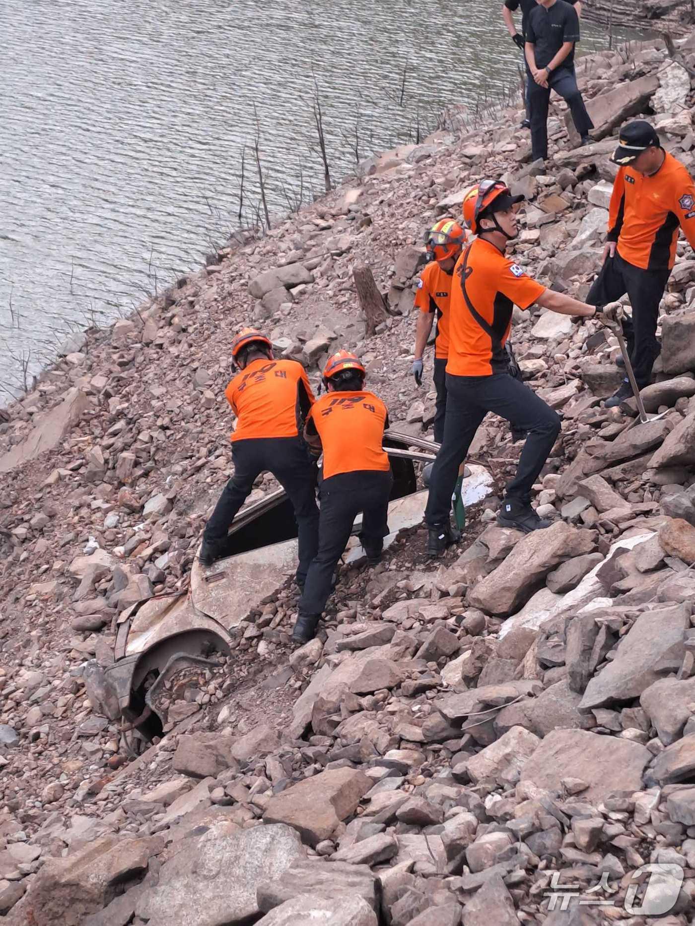 본문 이미지 - 최근 극심한 가뭄으로 사면과 바닥이 드러난 강원 강릉 오봉저수지에서 지난 3일 오후 20여년 전 수몰된 경차가 발견됐다. 당국은 해당 차량이 2003년 동해안을 덮친 태풍 &#39;매미&#39; 당시 수몰된 것으로 보고 있다.&#40;강원도소방본부 제공, 재판매 및 DB 금지&#41; 2025.9.4/뉴스1