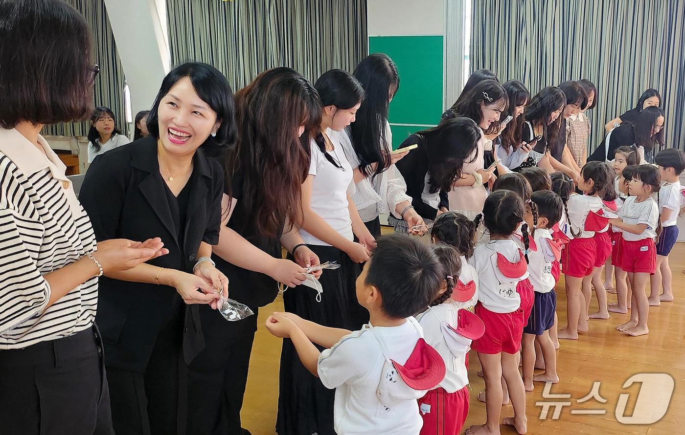영진전문대 유아교육과 학생들이 일본 후쿠오카 카타카스보육원을 방문해 아이들과 함께 프로그램을 진행하고 있다. &#40;영진전문대 제공. 재판매 및 DB금지&#41;