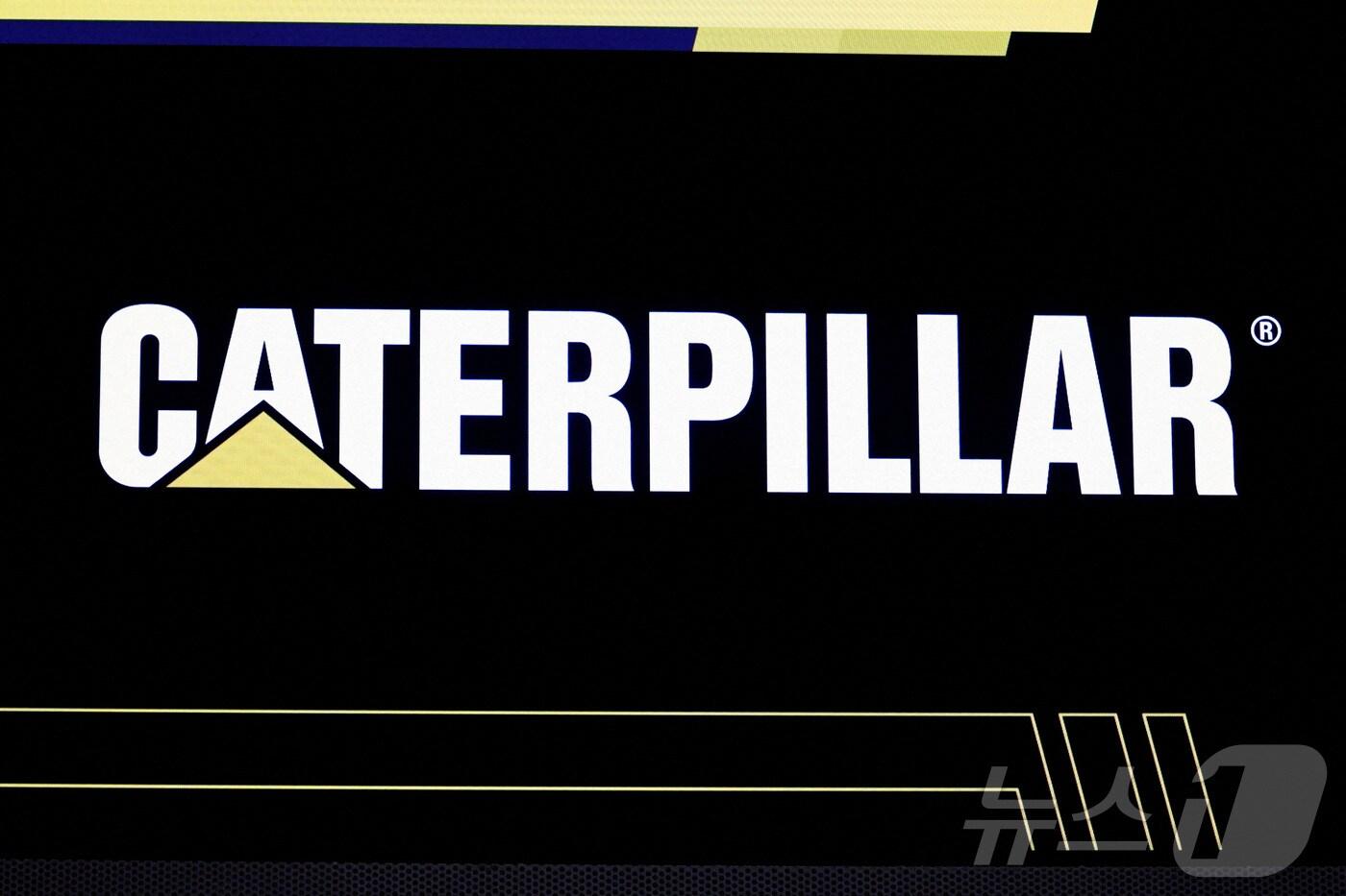 미국 뉴욕증권거래소(NYSE) 현장 스크린에 표시된 캐터필러 회사 로고. 2025.04.15. ⓒ 로이터=뉴스1 ⓒ News1 윤다정 기자
