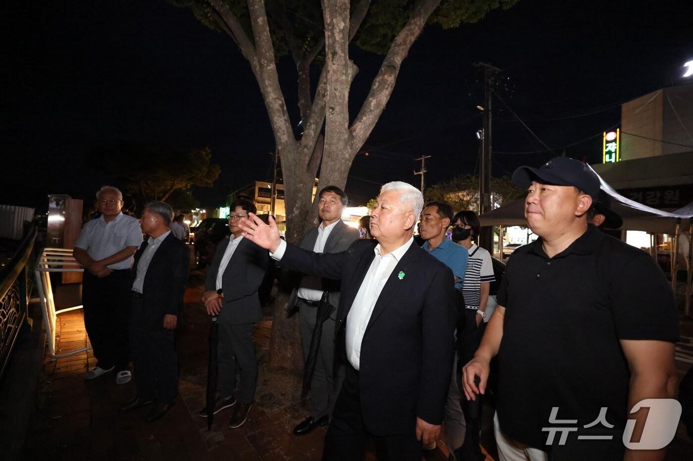 황인홍 무주군수가 &#39;제29회 무주반딧불축제&#39;가 개최될 현장을 점검하고 있다.&#40;무주군 제공. 재판매 및 DB금지&#41;
