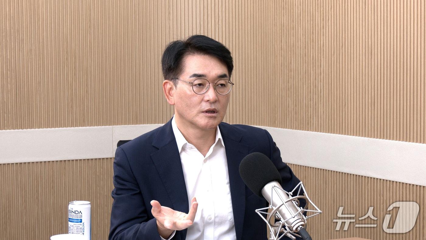 박용진 전 더불어민주당 의원이 4일 뉴스1TV &#39;팩트앤뷰&#39;에 출연해 질문에 답하고 있다.