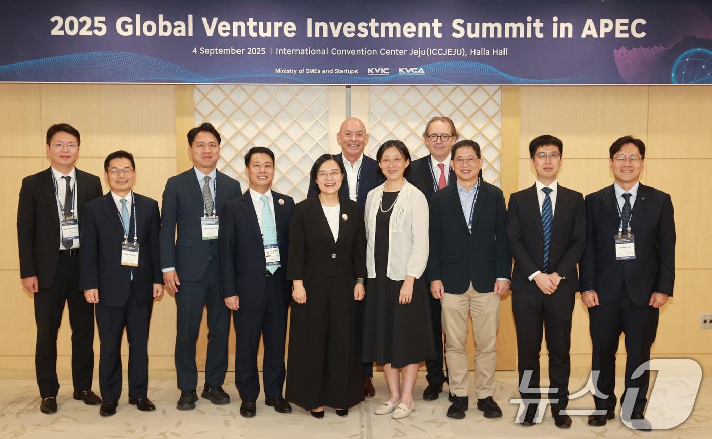 한성숙 중소벤처기업부 장관이 4일 제주국제컨벤션센터&#40;ICC&#41;에서 열린 &#39;2025 글로벌 벤처 투자 서밋 in APEC&#39;에서 참석자들과 기념 촬영을 하고 있다. &#40;중소벤처기업부 제공. 재판매 및 DB 금지&#41; 2025.9.4/뉴스1