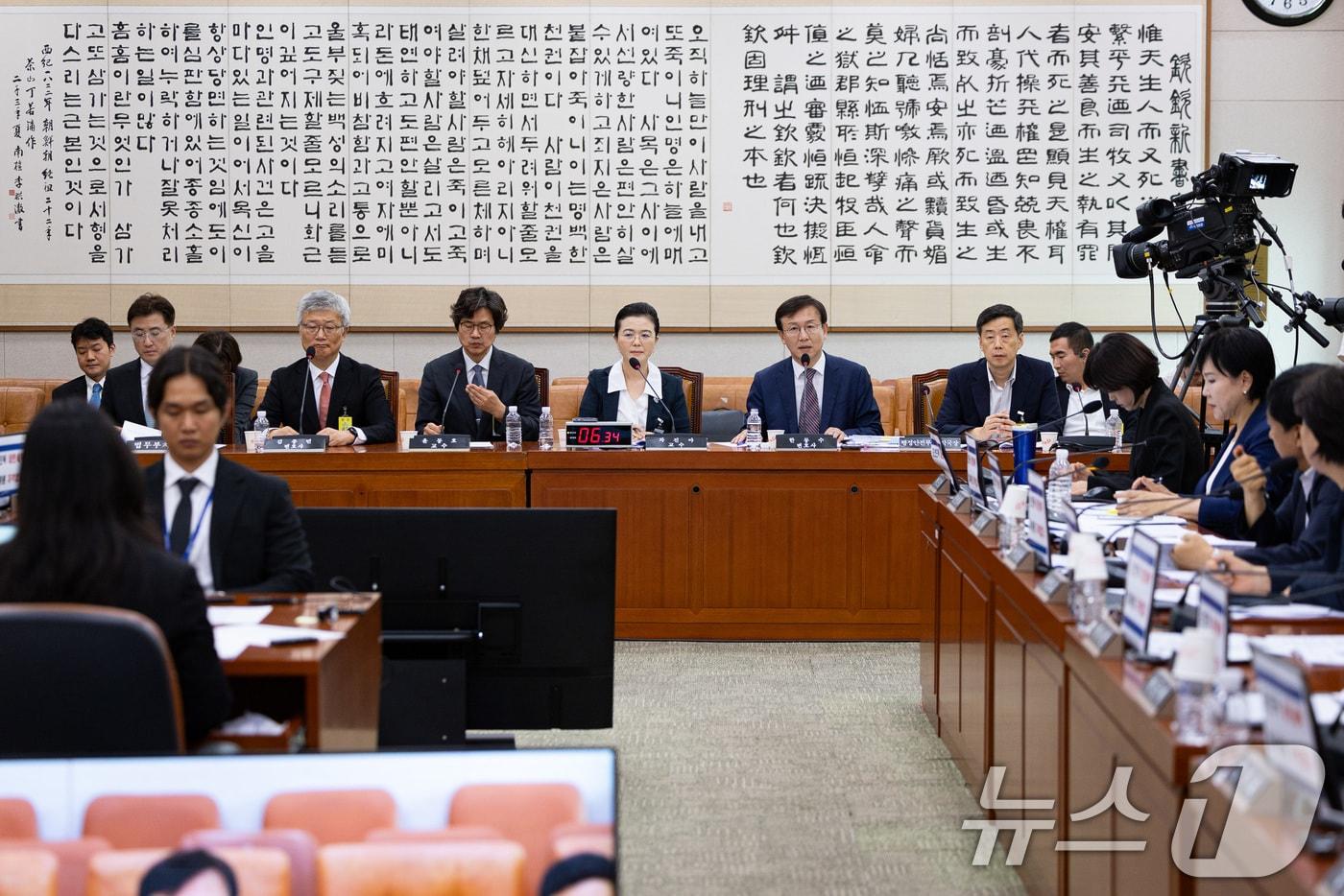 한동수 변호사(오른쪽 두 번째)가 4일 서울 여의도 국회에서 열린 제429회 국회(정기회) 법제사법위원회 제2차 전체회의 '검찰개혁 공청회'에서 진술하고 있다. 2025.9.4/뉴스1 ⓒ News1 유승관 기자