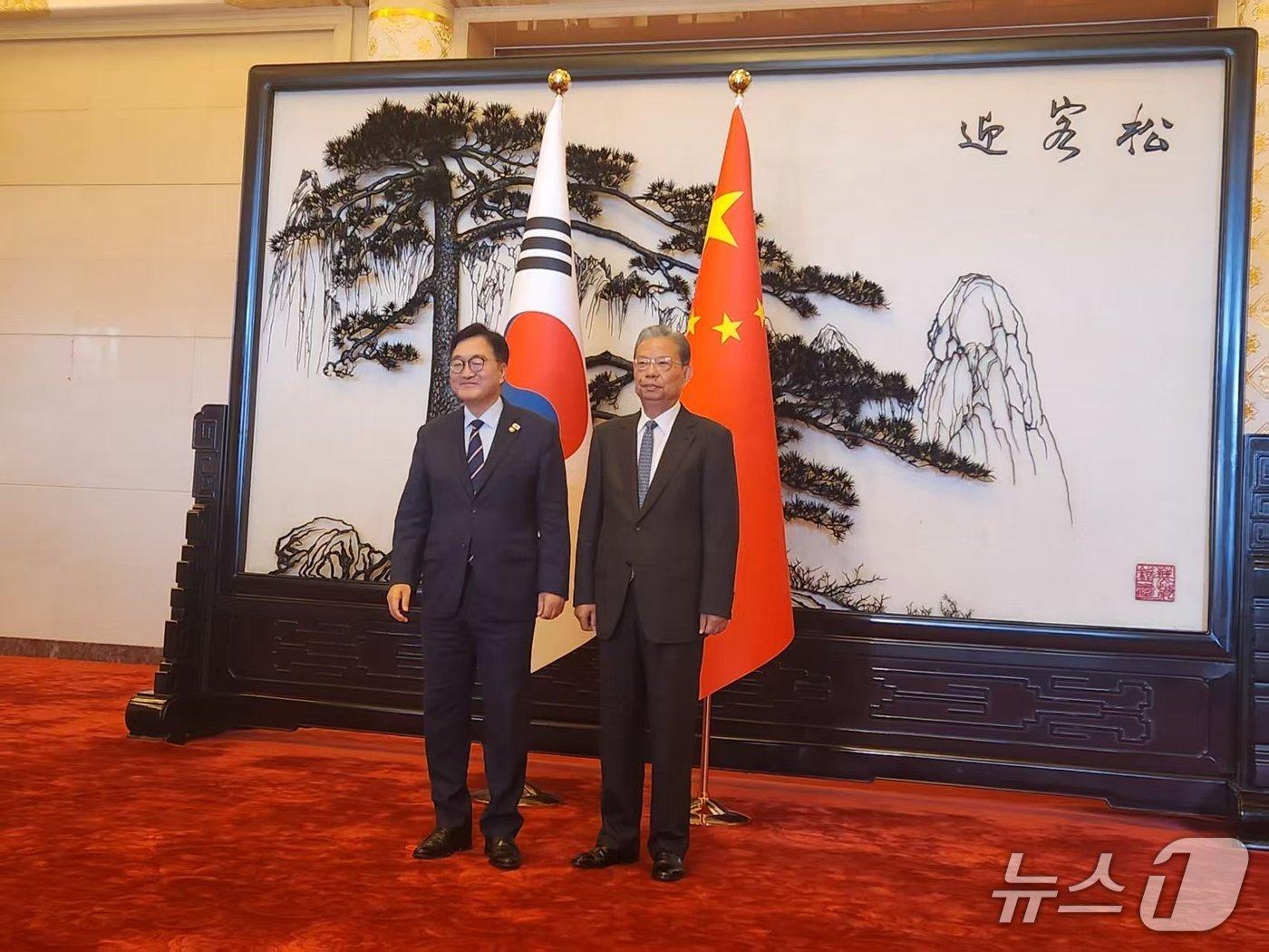 본문 이미지 - 자오러지 중국 전국인민대표대회 상무위원장과 우원식 국회의장이 4일 베이징 인민대회당에서 만났다. &#40;베이징특파원 공동취재단&#41;