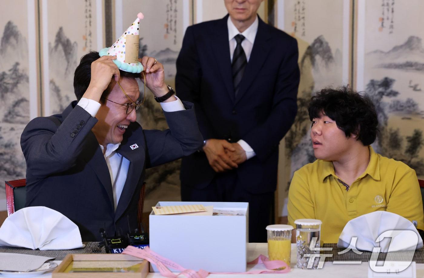 김민석 국무총리가 4일 오후 서울 종로구 총리공관에서 열린 발달장애인 가족 초청 행사에서 선물 받은 고깔모자를 써보고 있다. (공동취재) 2025.9.4/뉴스1 ⓒ News1 김성진 기자