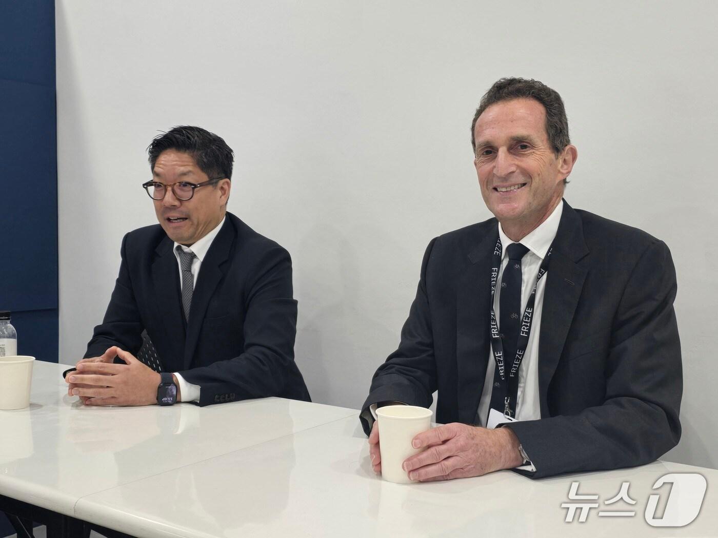 본문 이미지 - 4일 코엑스에서 열린 기자간담회에서 프리즈의 사이먼 폭스 CEO와 패트릭 리 프리즈 아시아 디렉터가 질문에 답하고 있다. ⓒ 뉴스1 김정한 기자