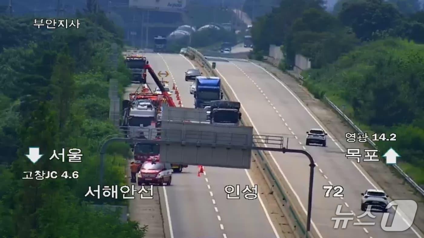 서해안고속도로 사고 현장.(국가교통정보센터 CCTV 캡처. 재판매 및 DB금지)