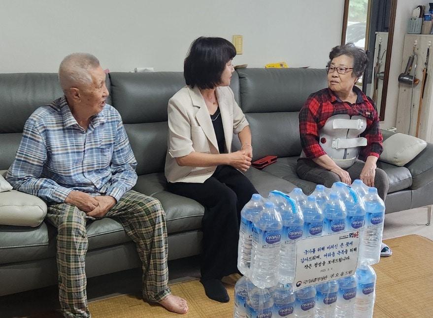 본문 이미지 - 최윤정 강원동부보훈지청장이 4일 오전 강릉 지역 국가유공자 자택을 찾아 생수를 전달하고 있다.(국가보훈부 제공)