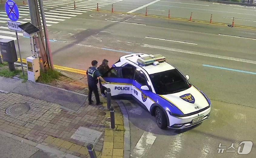 본문 이미지 - 경찰이 광주시 폐쇄회로&#40;CC&#41;TV 통합관제센터를 통해 광주시내를 배회하던 실종 장애인을 발견, 경찰차에 태우고 있다.&#40;광주시 제공. 재판매 및 DB 금지&#41; 