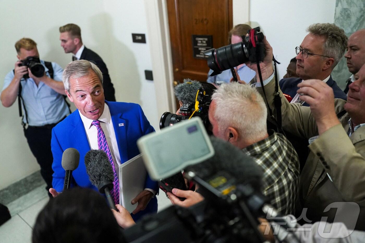 나이절 패라지 영국개혁당 대표가 3일&#40;현지시간&#41; 미국 하원 청문회에 참석하기 위해 워싱턴 의사당에 방문해 기자들의 질문에 답하고 있다. 2025.9.3 ⓒ 로이터=뉴스1 ⓒ News1 강민경 기자