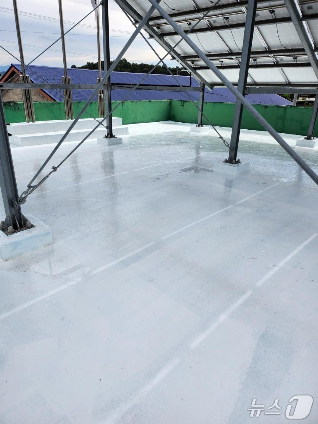 본문 이미지 - &#39;쿨월·쿨루프 지원 사업&#39;이 추진된 전북 정읍시 대산마을회관 옥상.&#40;정읍시 제공. 재판매 및 DB금지&#41;/뉴스1
