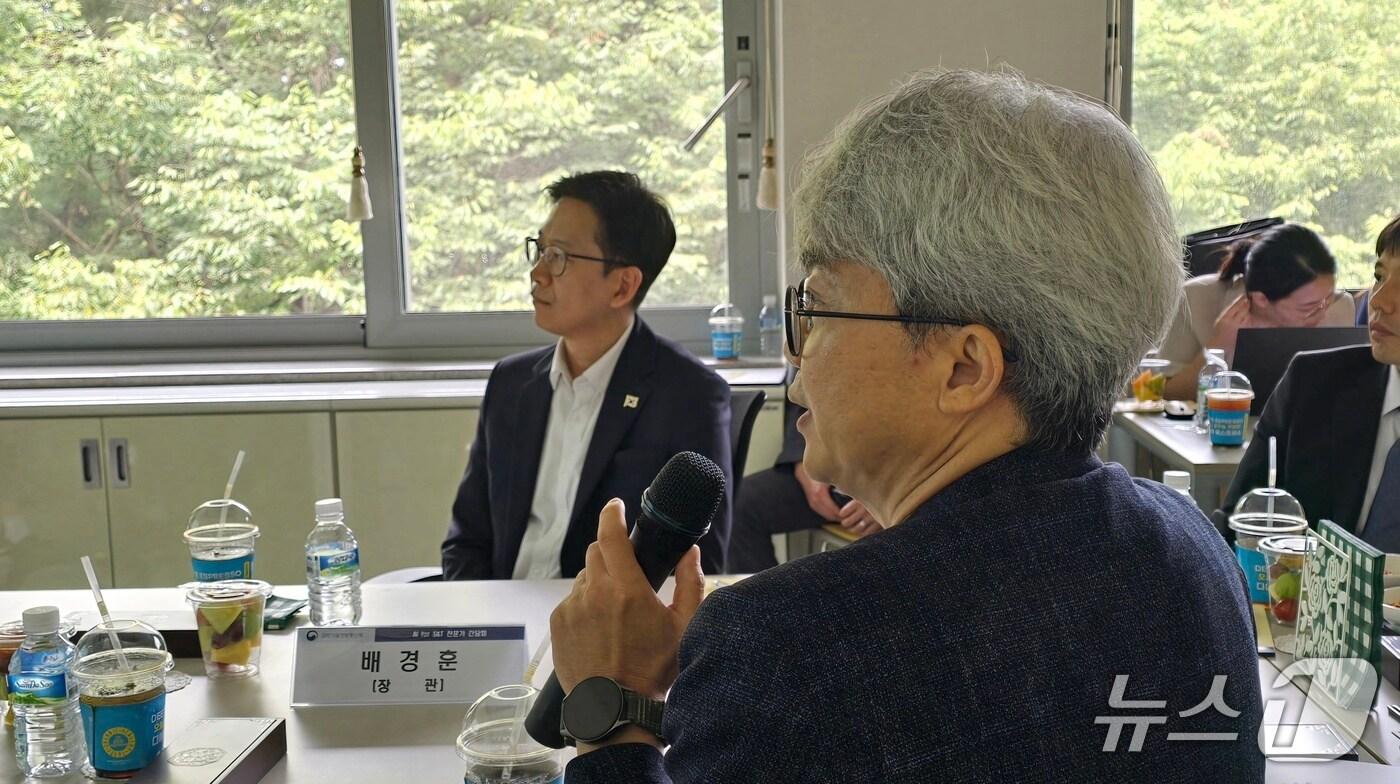 4일 과학기술정보통신부는 대전 한국에너지기술연구원에서 정부출연구기관, 한국과학기술원 연구자 등과 &#39;AI for S&T&#39; 전략 간담회를 가졌다. 한국전자통신연구원&#40;ETRI&#41;의 소버린 AI 전략 발표를 듣고 있는 배경훈 과학기술정보통신부 장관&#40;왼쪽&#41;./뉴스1 ⓒNews1 윤주영 기자