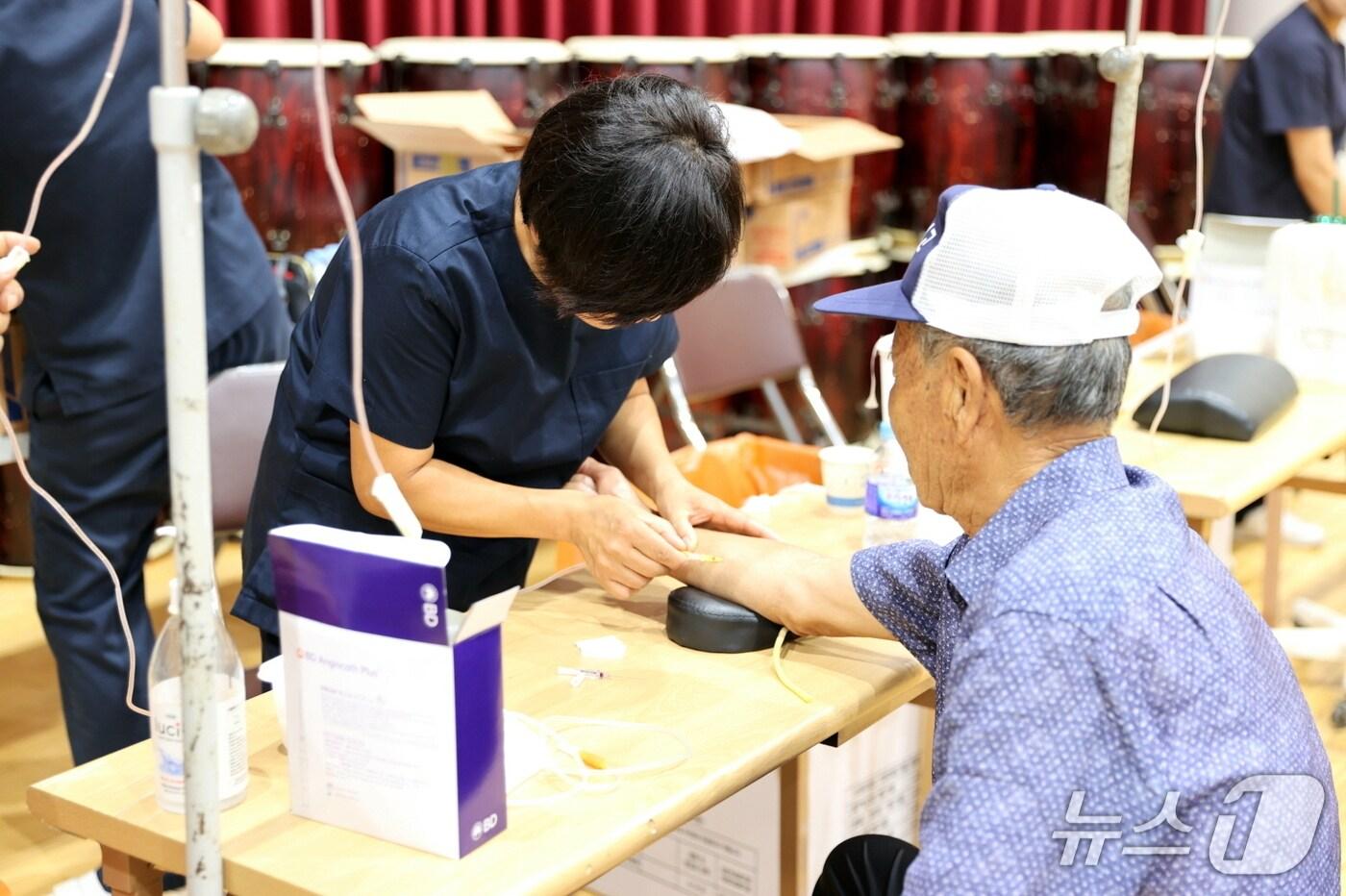 고흥군이 농촌지역 의료 공백 해소와 지역사회 건강 증진을 위해  &#39;농촌왕진버스&#39;를 운영하고 있다&#40;고흥군 제공&#41;
