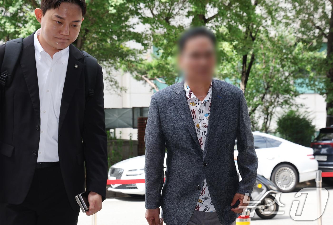 김태열 전 미래한국연구소장(오른쪽)이 4일 서울 마포구 서울경찰청 공공범죄수사대에 이준석 개혁신당 대표의 '여론조사 비용 대납' 의혹과 관련해 참고인 신분으로 변호사와 출석하고 있다. 2025.9.4/뉴스1 ⓒ News1 김명섭 기자