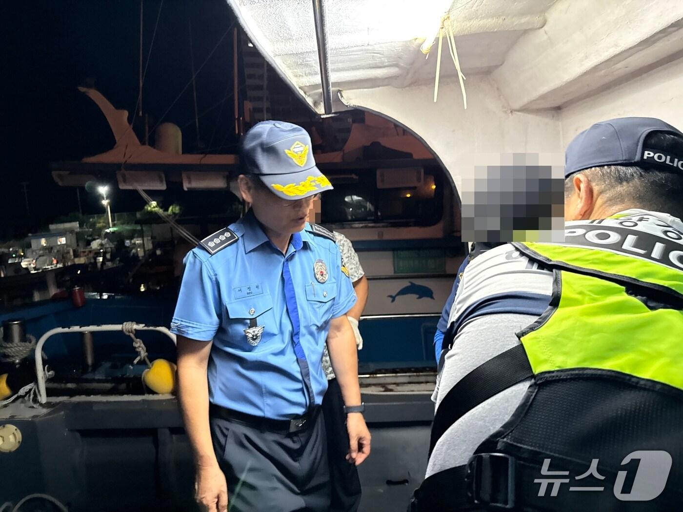 본문 이미지 - 서정원 부산해경서장이 가을철 낚시어선 안전관리 점검에 나서고 있다.(부산해경 제공. 재판매 및 DB 금지)