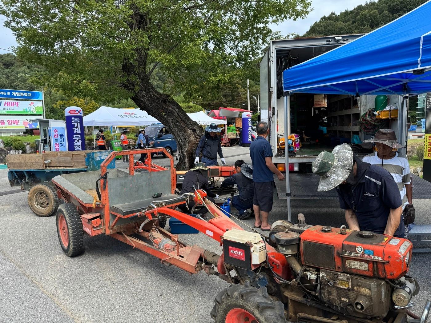 본문 이미지 - 한국도로공사 김천시 농기계 정비 봉사활동 모습.(한국도로공사 제공)뉴스1ⓒ news1