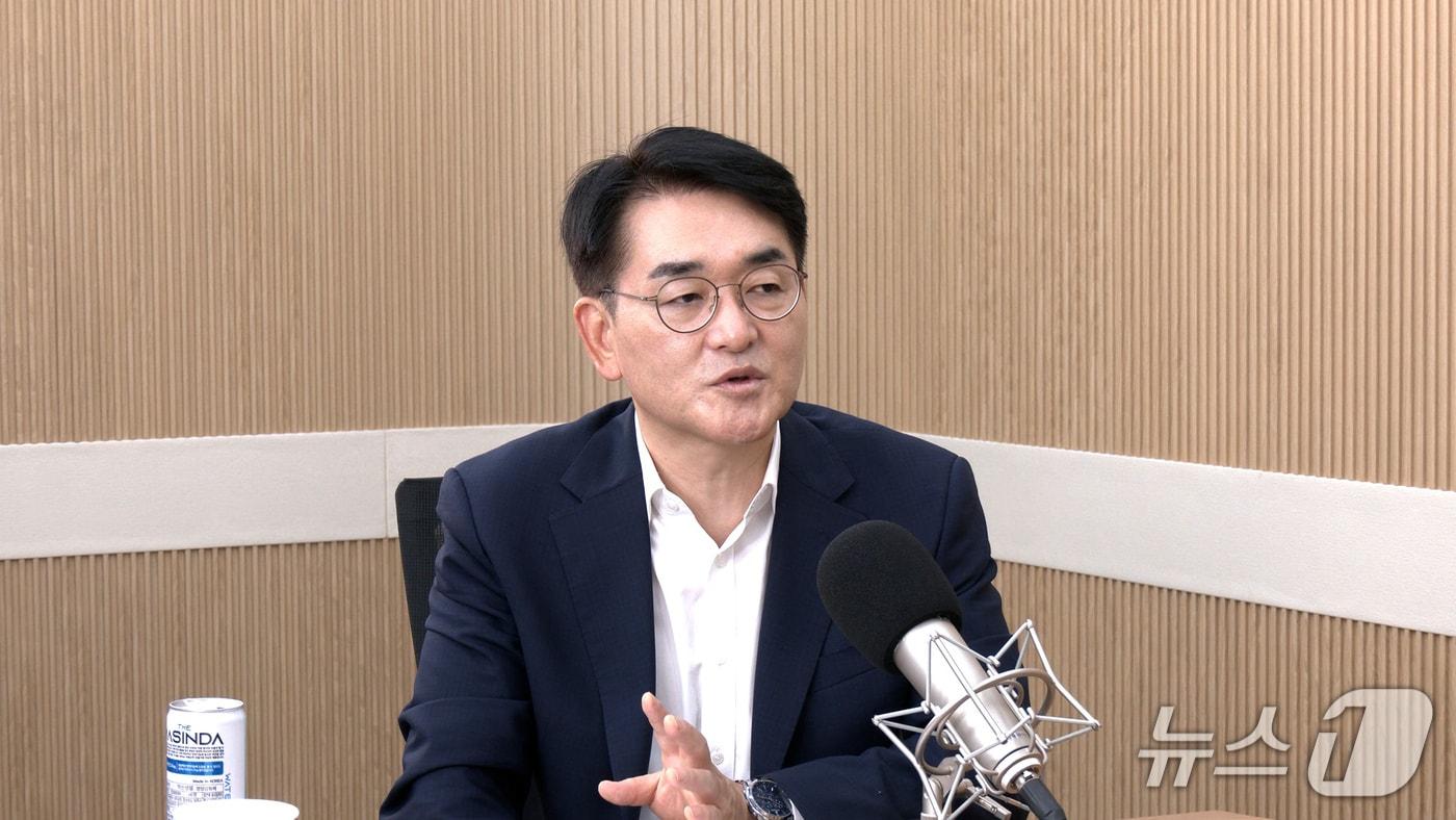 박용진 전 더불어민주당 의원이 4일 뉴스1TV &#39;팩트앤뷰&#39;에 출연해 질문에 답하고 있다.