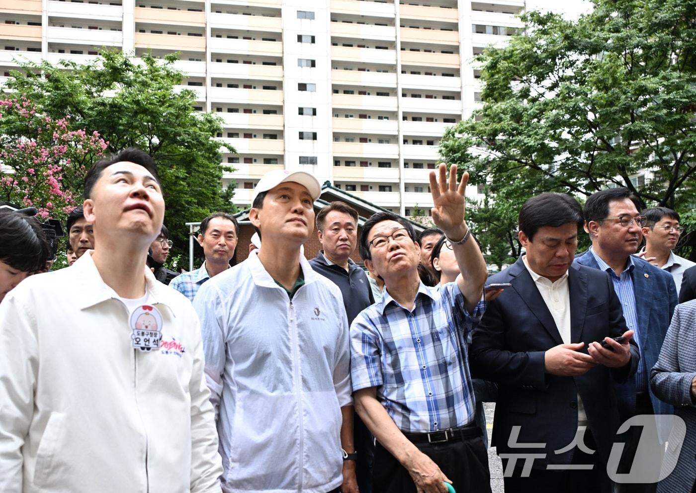 오세훈 서울시장이 4일 서울 도봉구 삼환도봉아파트를 찾아 일대를 점검하고 있다. (서울시 제공. 재판매 및 DB 금지) 2025.9.4/뉴스1