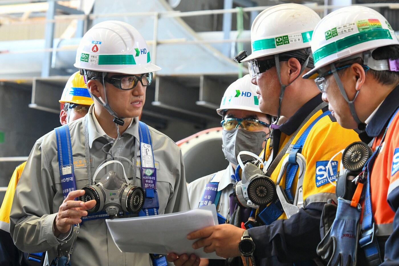HD현대 정기선 수석부회장이 4일 전남 영암군에 위치한 HD현대삼호 조선소를 찾아 주요 생산 설비와 고위험 작업 현장을 점검했다. (HD현대 제공)