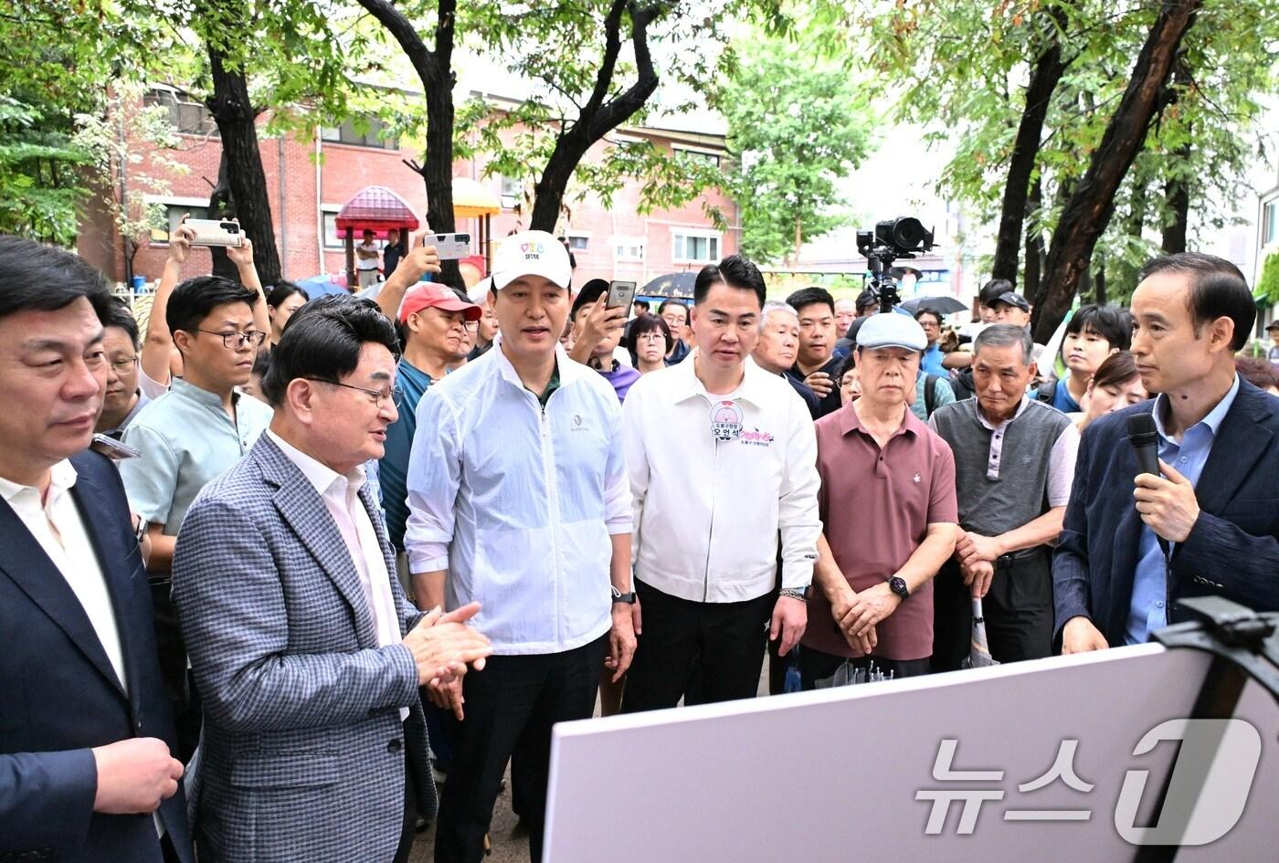 오세훈 서울시장이 4일 준공업지역 법적 상한용적율 도입 1호 대상지로 선정된 서울 도봉구 삼환도봉아파트를 찾아 사업추진 방향 브리핑을 받고 있다. (서울시 제공. 재판매 및 DB 금지) 2025.9.4/뉴스1