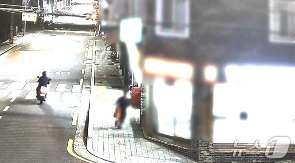 본문 이미지 - 편의점 털이를 시도한 남성이 도주하고 있다.(부산동부경찰서 제공. 재판매 및 DB 금지)