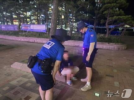 본문 이미지 - 부산경찰청 기동순찰대원이 광안리해수욕장 인근에서 외국인 미아를 발견하고 보호조치에 나서고 있다.&#40;부산경찰청 제공. 재판매 및 DB 금지&#41;