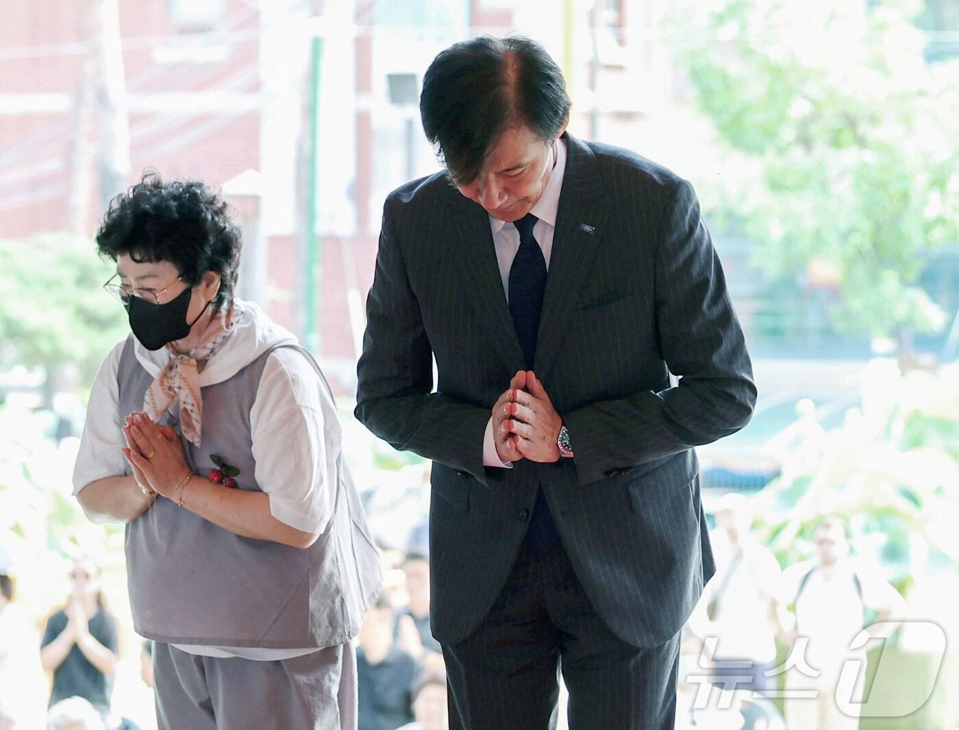 본문 이미지 - 조국 조국혁신당 비상대책위원장이 지난 4일 대한불교조계종 총무원장 진우스님을 예방하기 앞서 서울 종로구 조계사 대웅전에서 참배하고 있다. (공동취재) 2025.9.4/뉴스1 ⓒ News1 김민지 기자