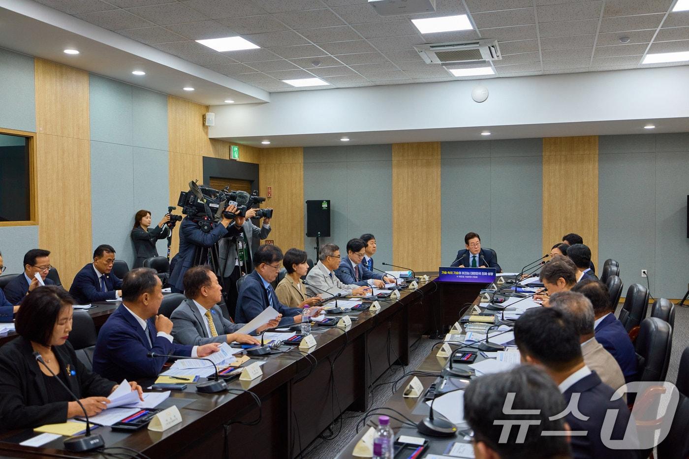 이재명 대통령이 지난 3일 경기 안산시 새솔다이아몬드공업에서 열린 K-제조업 기업현장 간담회에서 참석자들의 발언을 듣고 있다. (이재명 대통령 SNS. 재판매 및 DB 금지) 2025.9.4/뉴스1 ⓒ News1 이재명 기자