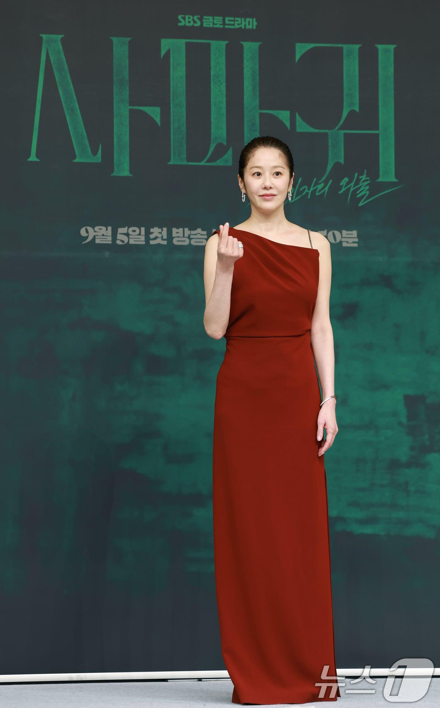 본문 이미지 - 배우 고현정이 4일 오후 서울 목동 SBS에서 열린 금토드라마 '사마귀: 살인자의 외출'(연출 변영주/극본 이영종) 제작발표회에 참석해 포즈를 취하고 있다. '사마귀: 살인자의 외출'은 잔혹한 연쇄살인마 '사마귀'가 잡힌 지 20여 년이 지나 모방범죄가 발생하고, 이 사건 해결을 위해 한 형사가 평생 증오한 '사마귀'인 엄마와 예상 못 한 공조를 펼치며 벌어지는 고밀도 범죄 스릴러다. 2025.9.4/뉴스1 ⓒ News1 권현진 기자