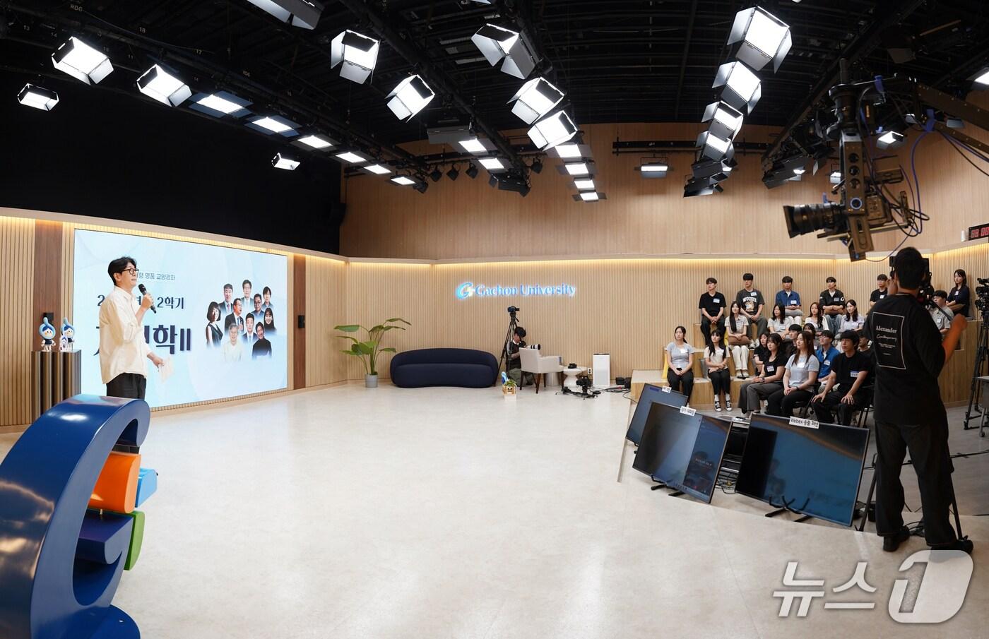 가천대 가천리버럴아츠칼리지 손정욱 교수가 지난 2일 수강학생을 대상으로 &#39;지성학&#39; 오리엔테이션을 하고 있다.&#40;가천대 제공. 재판매 및 DB금지&#41;/뉴스1