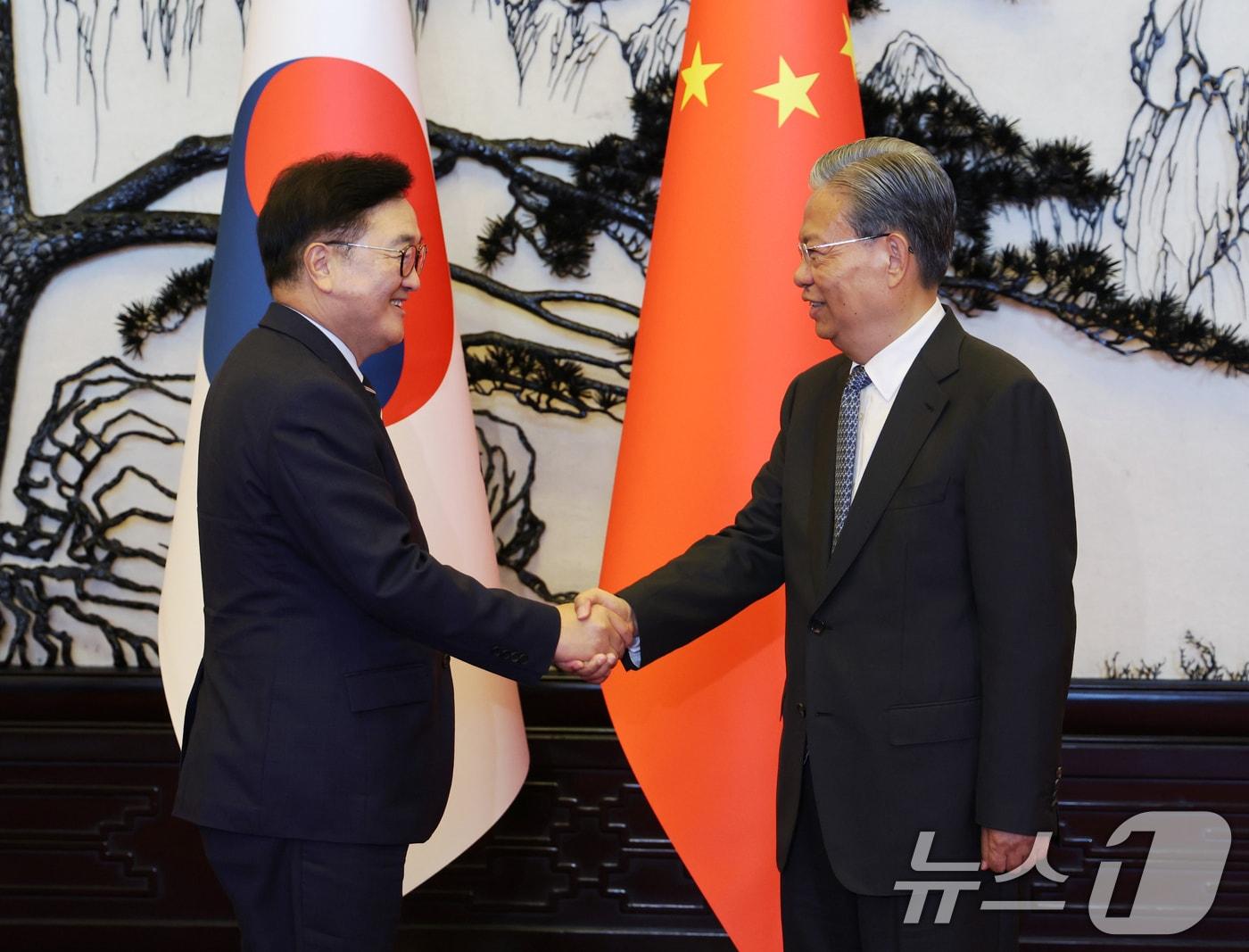 본문 이미지 - 우원식 국회의장이 4일&#40;현지시간&#41; 중국 베이징 인민대회당에서 자오 러지 전국인민대표대회 상무위원장을 만나 악수하고 있다. &#40;국회의장실 제공. DB 및 재판매 금지&#41; 2025.9.4/뉴스1 ⓒ News1 이승배 기자