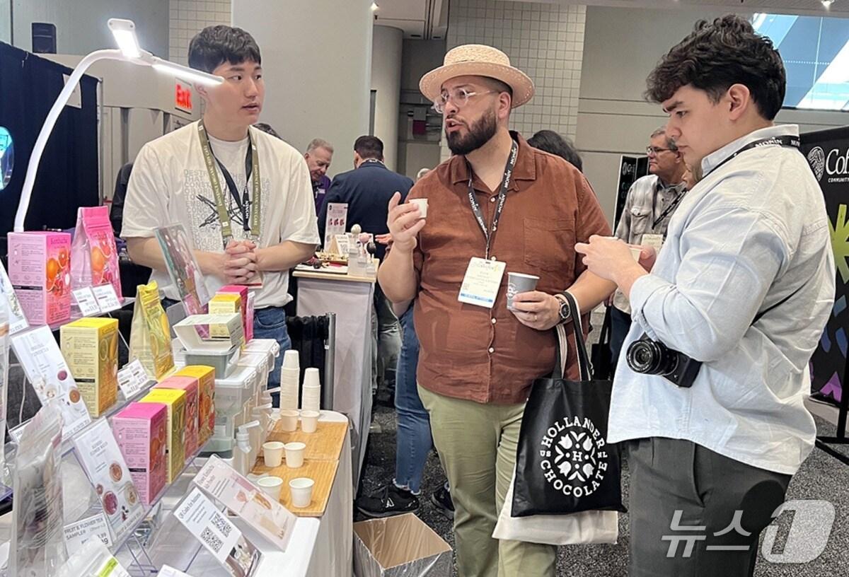 본문 이미지 - 올해 3월 미국 뉴욕에서 열린 국제 미용·스파 전시회에 참여한 인제대 청년 무역전문가 양성 사업 참여 학생들이 현지에서 마케팅 활동을 하고 있다.(인제대 제공. 재판매 및 DB금지)