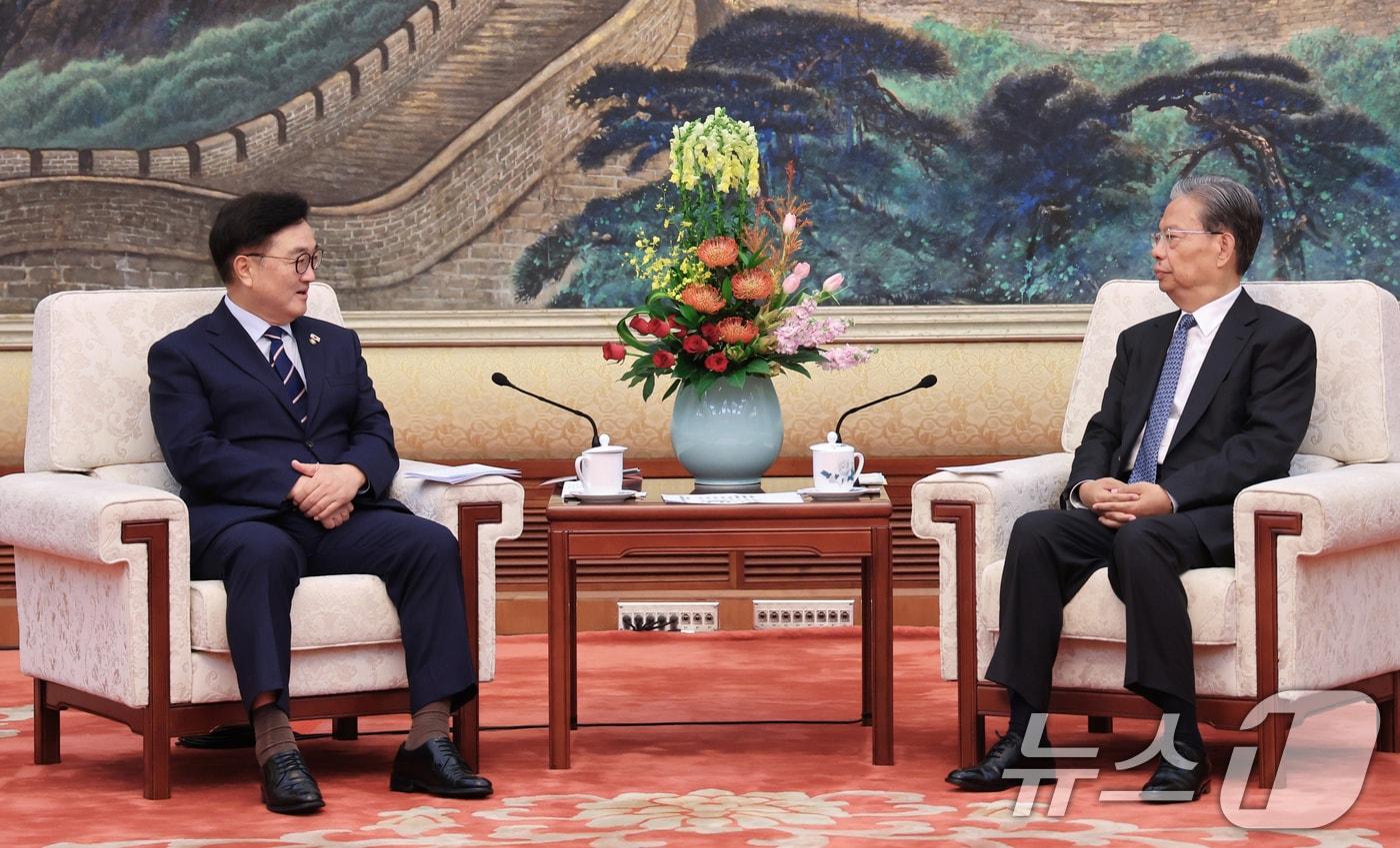 우원식 국회의장이 4일(현지시간) 중국 베이징 인민대회당에서 자오 러지 전국인민대표대회 상무위원장과 면담하고 있다. (국회의장실 제공. DB 및 재판매 금지) 2025.9.4/뉴스1 ⓒ News1 이승배 기자
