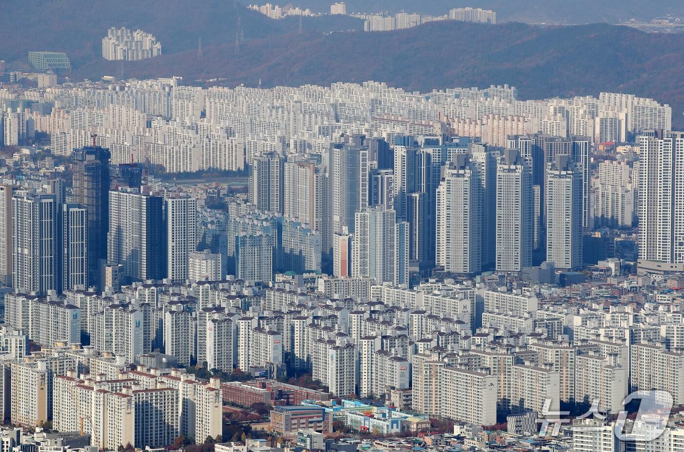 대구시가 올 상반기 재개발.재건축 조합 5곳을 점검한 결과 100건의 위반사항이 적발되는 등 부실 운영이 많은 것으로 나타났다. 사진은 아파트가 빽빽히 들어선 대구 도심 모습.(뉴스1 자료)