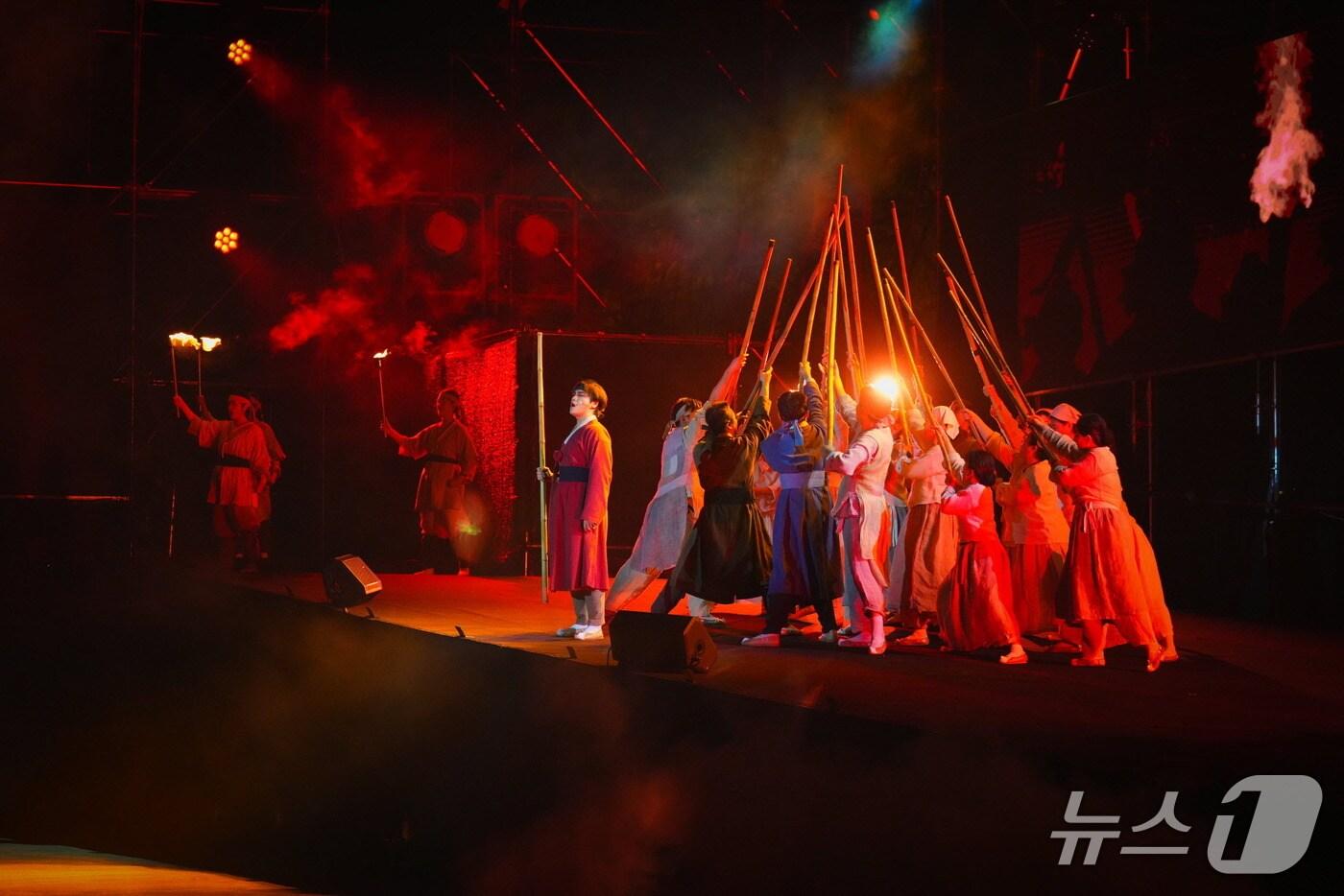 실경역사 뮤지컬 &#39;의기 논개&#39;의 한 장면&#40;진주시 제공. 재판매 및 DB금지&#41;.