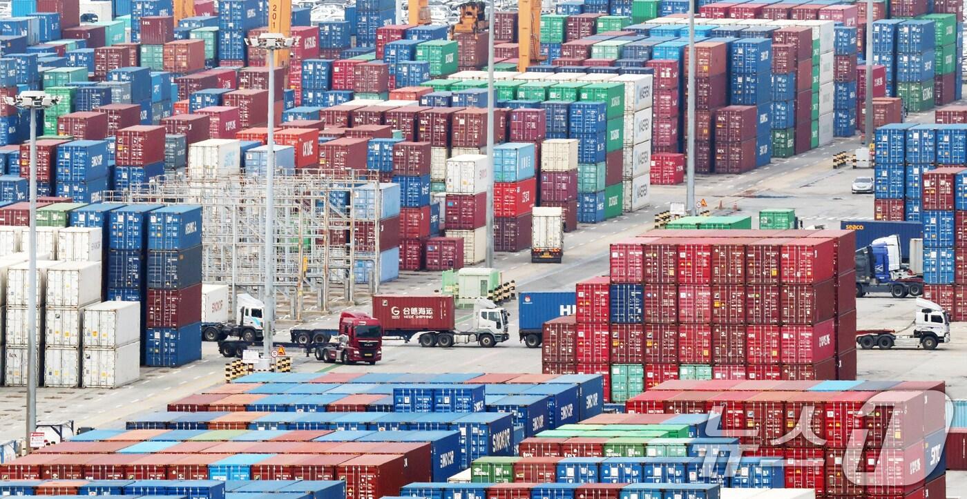 경기 평택시 포승읍 평택항에 수출용 컨테이너들이 쌓여있는 모습. ⓒ News1 김영운 기자