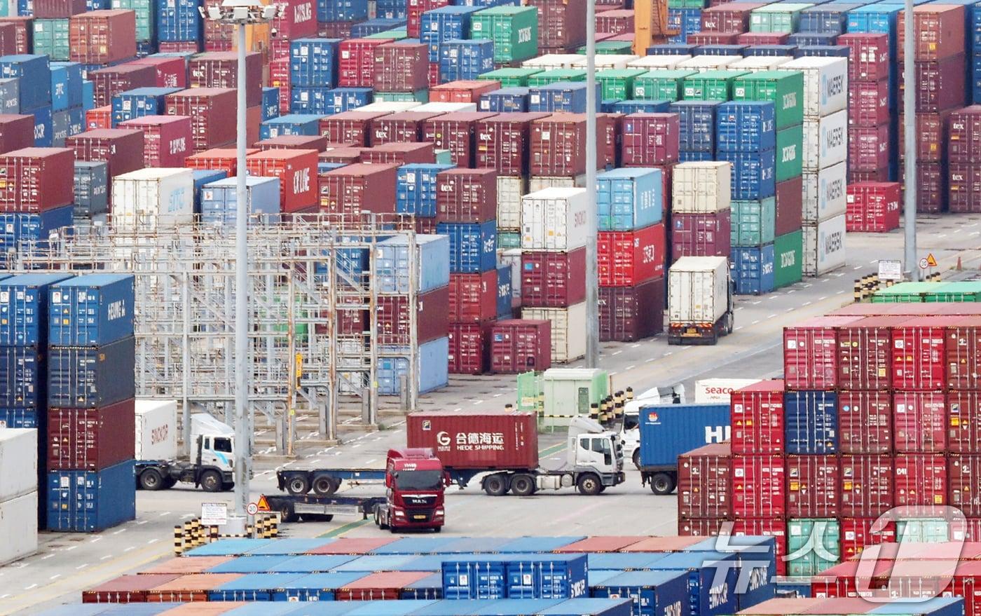 경기 평택시 포승읍 평택항에 수출용 컨테이너들이 쌓여 있다. ⓒ News1 김영운 기자