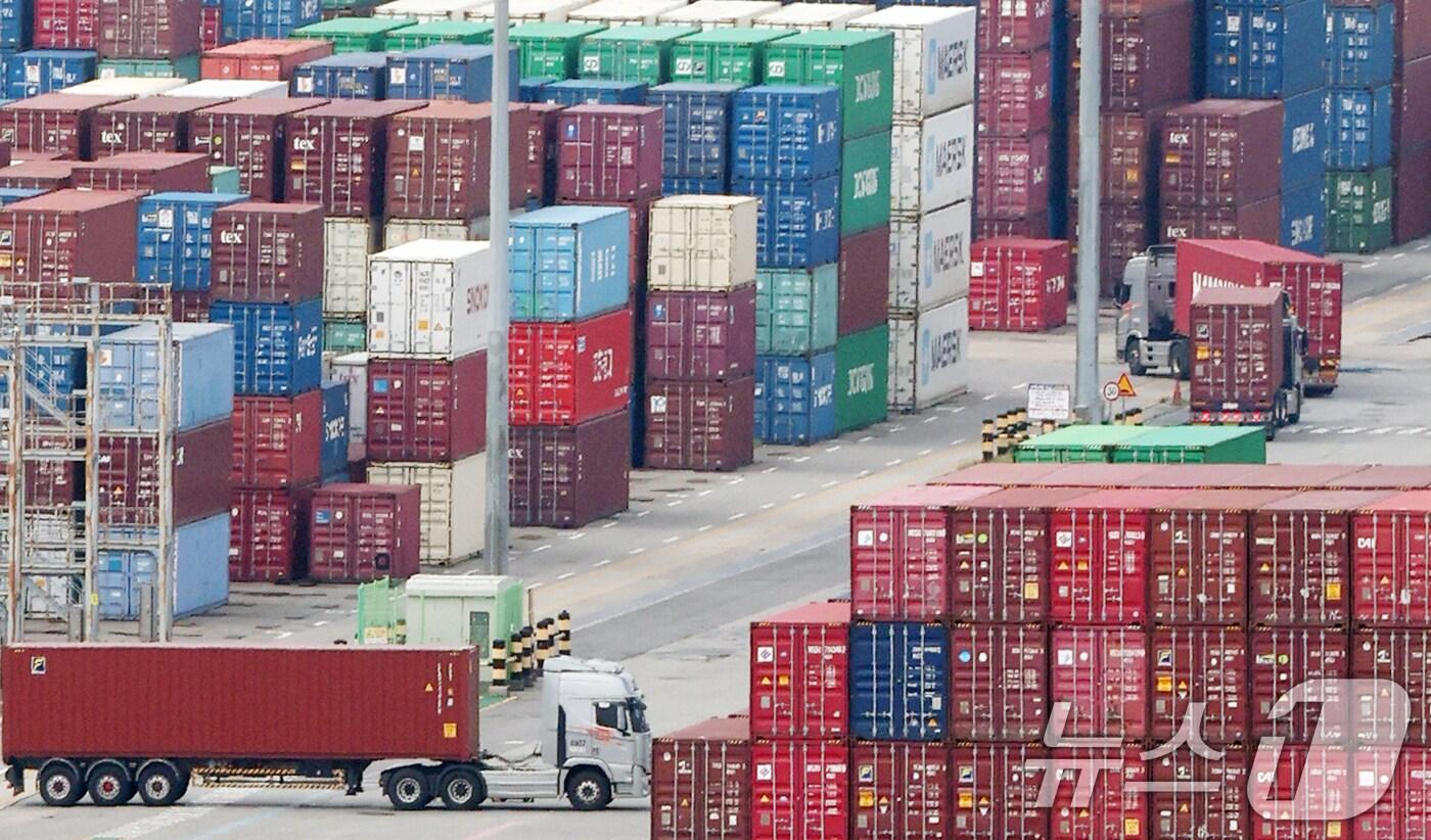 본문 이미지 - 경기 평택시 포승읍 평택항에 수출용 컨테이너들이 쌓여있는 모습. ⓒ News1 김영운 기자