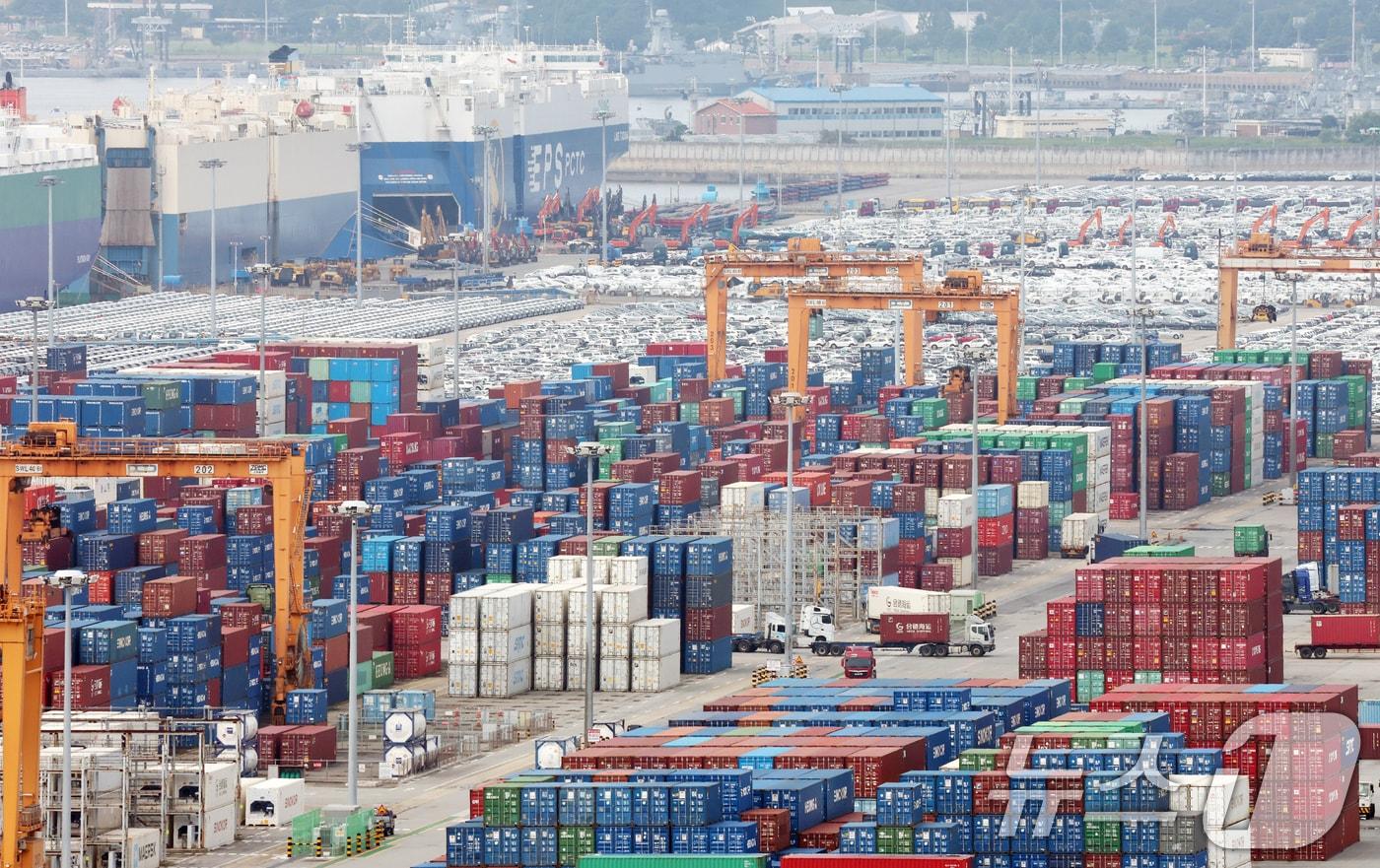 경기 평택시 포승읍 평택항에 수출용 컨테이너들이 쌓여있는 모습. ⓒ News1 김영운 기자